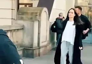 Видео Анджелины Джоли, бегущей в бомбоубежище во Львове, взорвало интернет