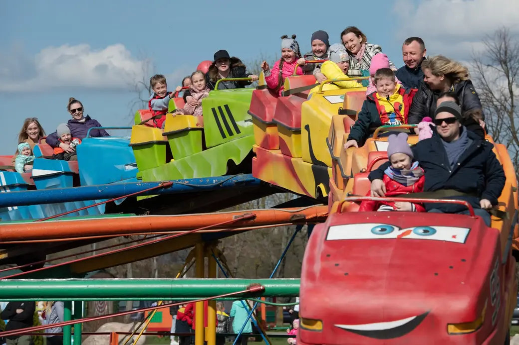 Немножко страшно, но очень весело. Парк аттракционов. 1 мая 2022 г., Могилев