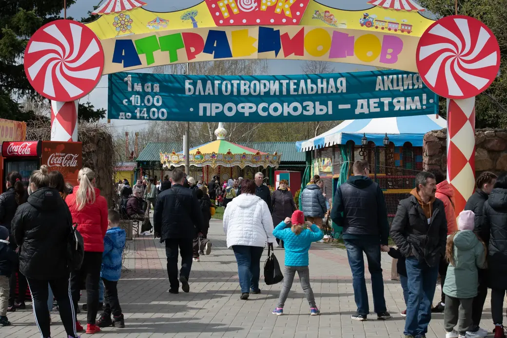 В парке аттракционов в Первомай детвору катали на каруселях бесплатно. Спасибо профсоюзам! 1 мая 2022 г., Могилев