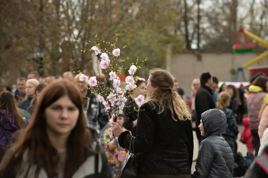 Деревья еще не расцвели, но какой же Первомай без цветов? Пусть даже бумажных, сделанных собственными руками. 1 мая 2022 г., Могилев