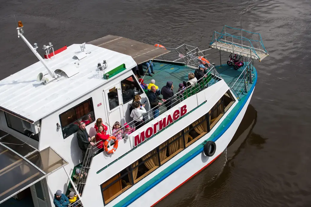 Сезон навигации открыт: прогулочный теплоход принял на борт первых пассажиров. 1 мая 2022 г., Могилев