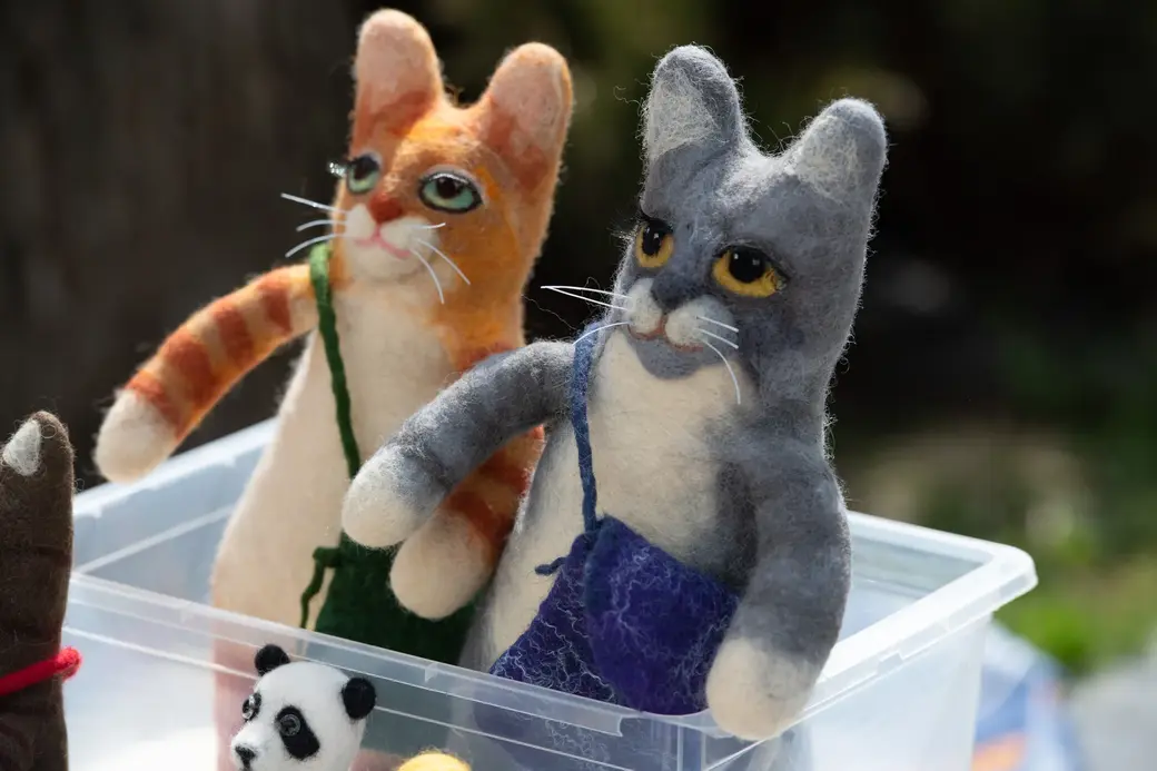 Мимо таких войлочных котиков трудно пройти – рука сама к кошельку тянется. 1 мая 2022 г., Могилев