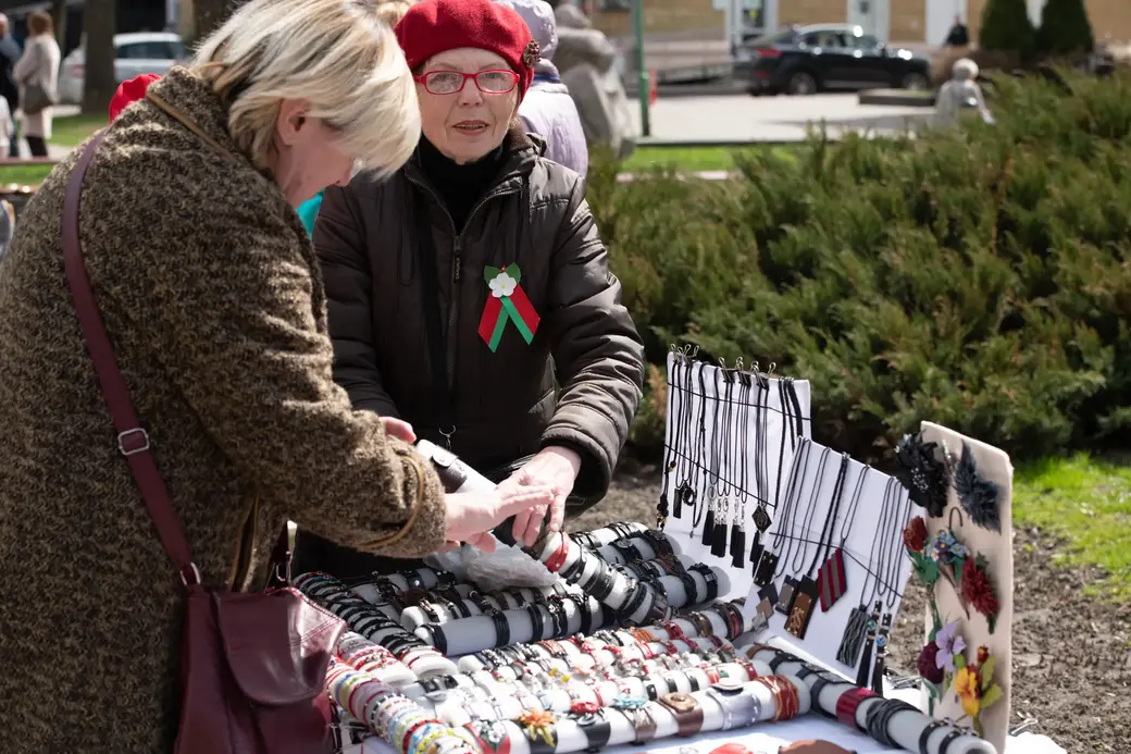 Весной всем хочется быть красивыми. Ремесленники всегда готовы помочь дамам украситься. 1 мая 2022 г., Могилев
