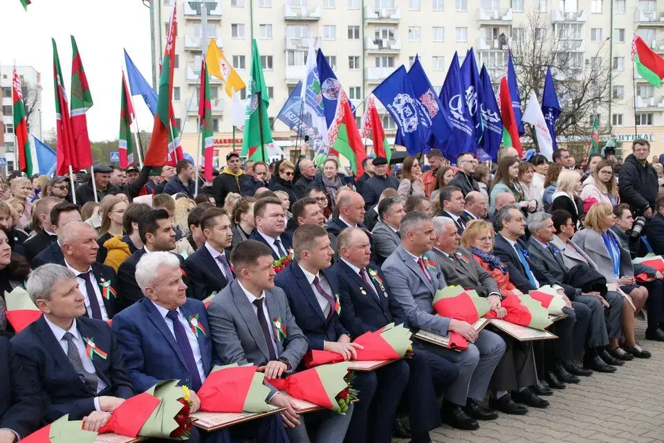 Во время церемонии вручения свидетельств о занесении на областную Доску почета руководителям лучших предприятий и организаций Могилевщины. 1 мая 2022 г., Могилев