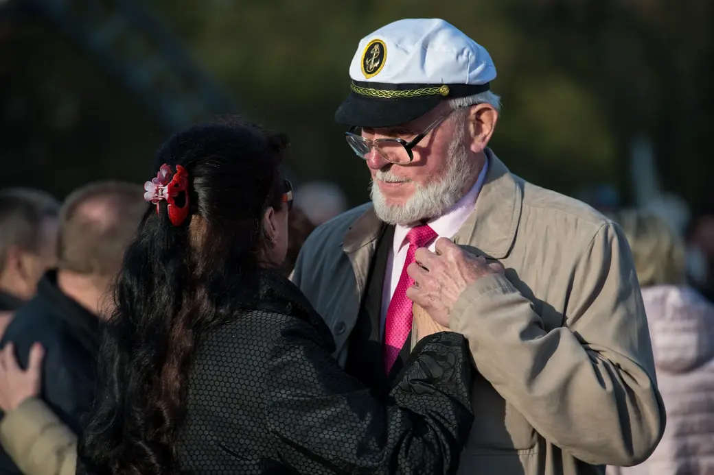 Кавалеры приглашают дам на вальс под открытым небом. 1 мая 2022 г., Могилев