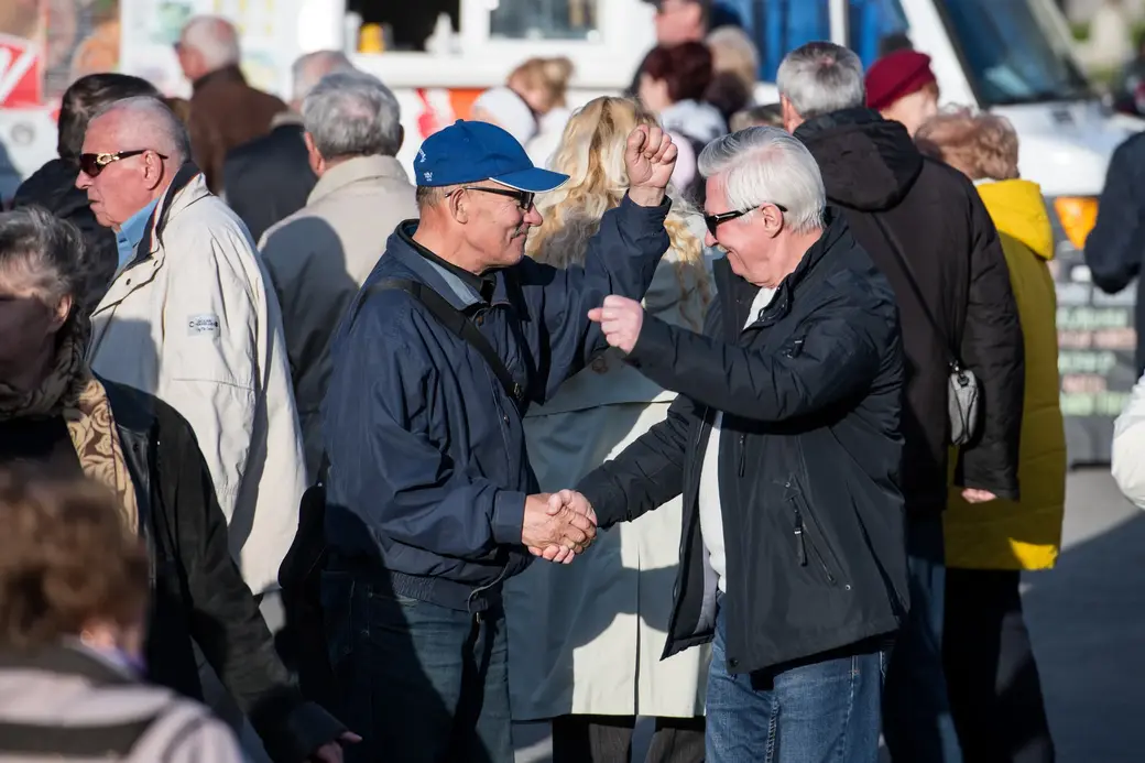 Встретились старые друзья-товарищи. 1 мая 2022 г., Могилев