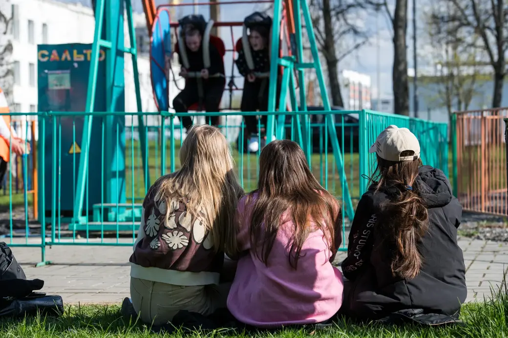 Болельщицы. Парк аттракционов. 1 мая 2022 г., Могилев