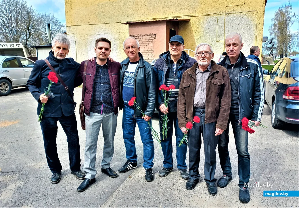 Илья Соболев (второй слева) с друзьями отца. 1 мая, 2022 года.