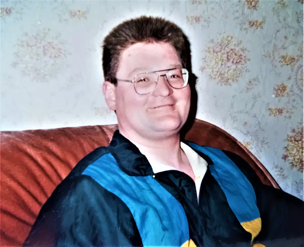Дима Соболев всегда был рад общению с друзьями.