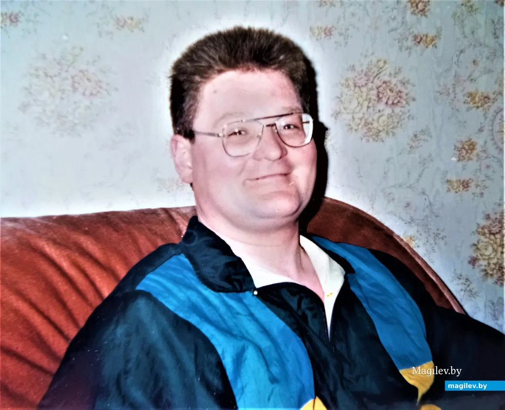 Дима Соболев всегда был рад общению с друзьями.