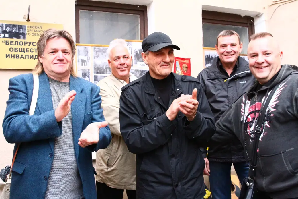 Володя Морозов с могилевскими музыкантами во дворе Алика Кузькина: Валера Козлов, Борис Шрейбер, Юра Довиденко, Антон Ажипа. Могилев, 2018 год.