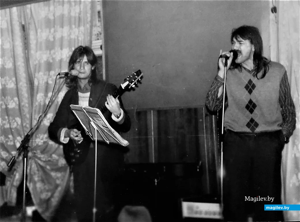 1980-е годы Володя Морозов (справа) и Игорь Беляев во время одного из выступлений.