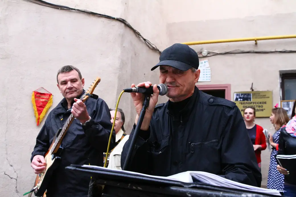 Володя Морозов во дворе Алика Кузькина. Могилев, 2018 год.