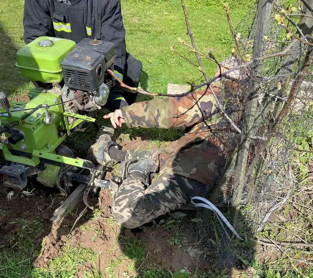 4 мая 2022 г. Ногу пенсионера зажало в мотокультиваторе.