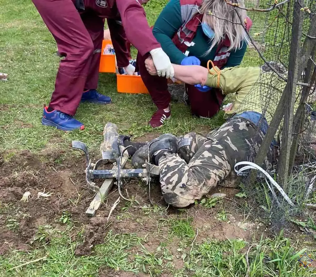 4 мая 2022 г. Ногу пенсионера зажало в мотокультиваторе.