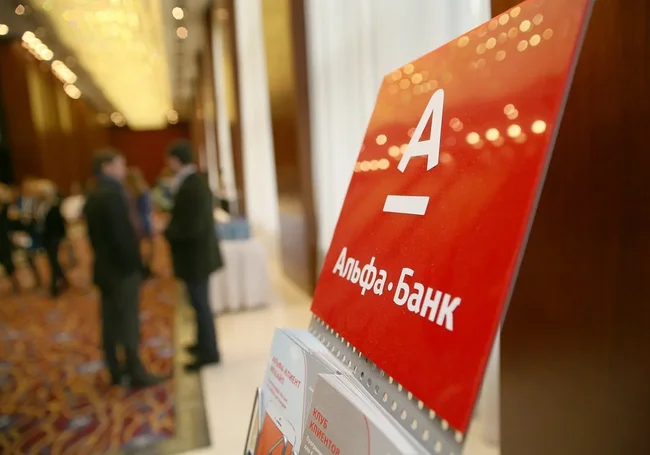 Альфа-Банк предупреждает о возможных проблемах с картами из-за западных санкций