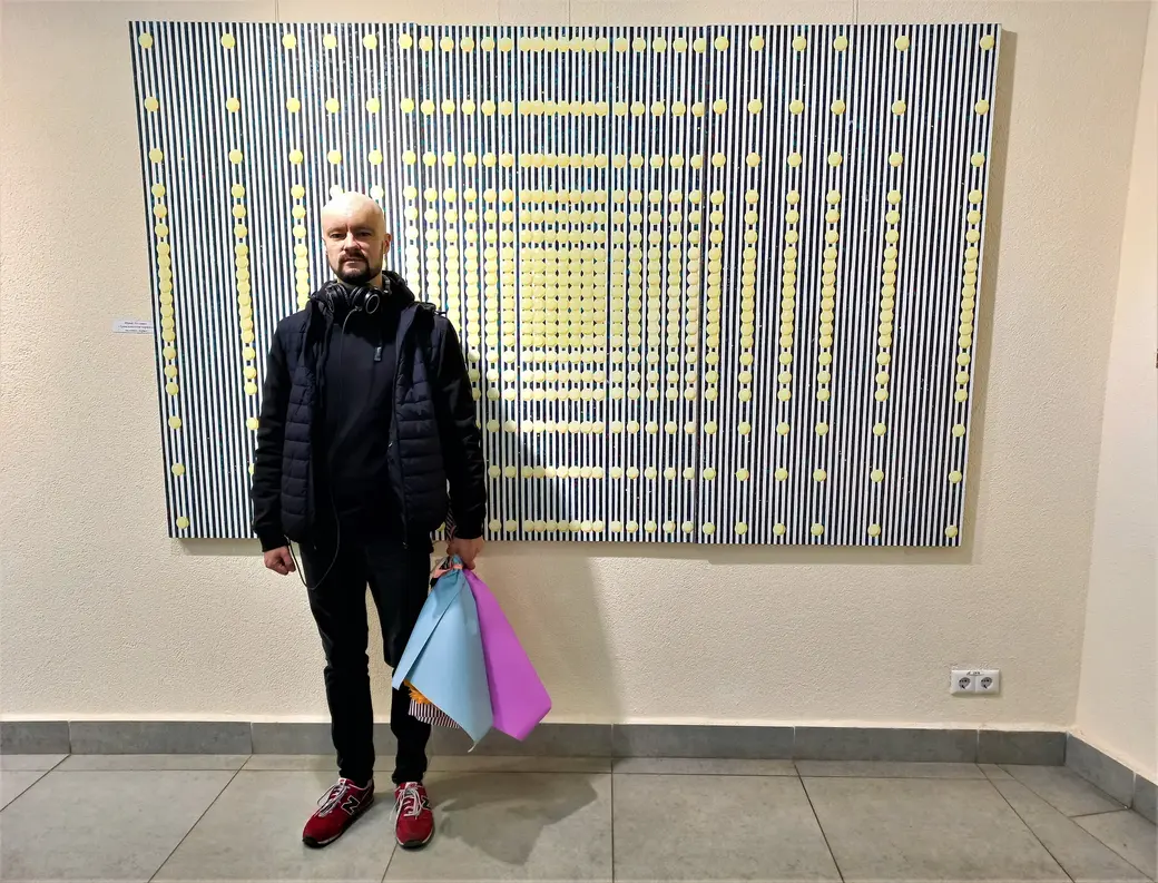 Арт-проект Ленины Сиваковой и Юрия Нестерука «Камунiкацыi». Сын Юрия Нестерука Леонид у картины отца. Выставочный зал музея истории Могилева, 5 мая 2022 года.