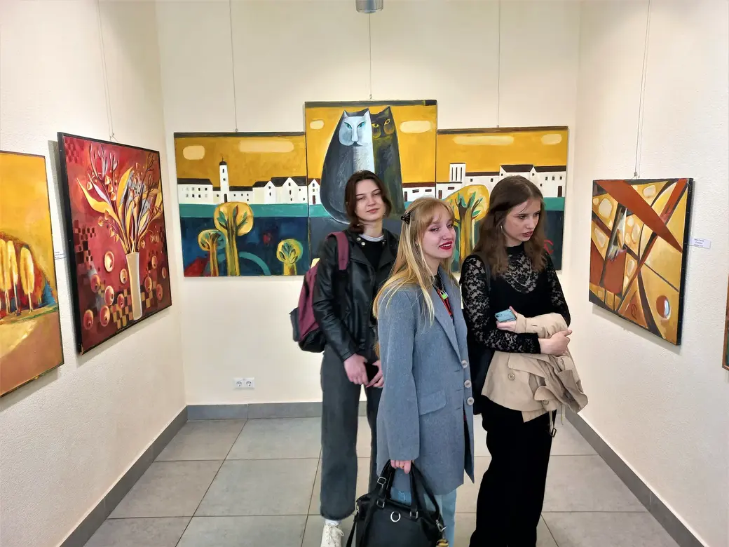 Арт-проект Ленины Сиваковой и Юрия Нестерука «Камунiкацыi». Выставочный зал музея истории Могилева, 5 мая 2022 года.