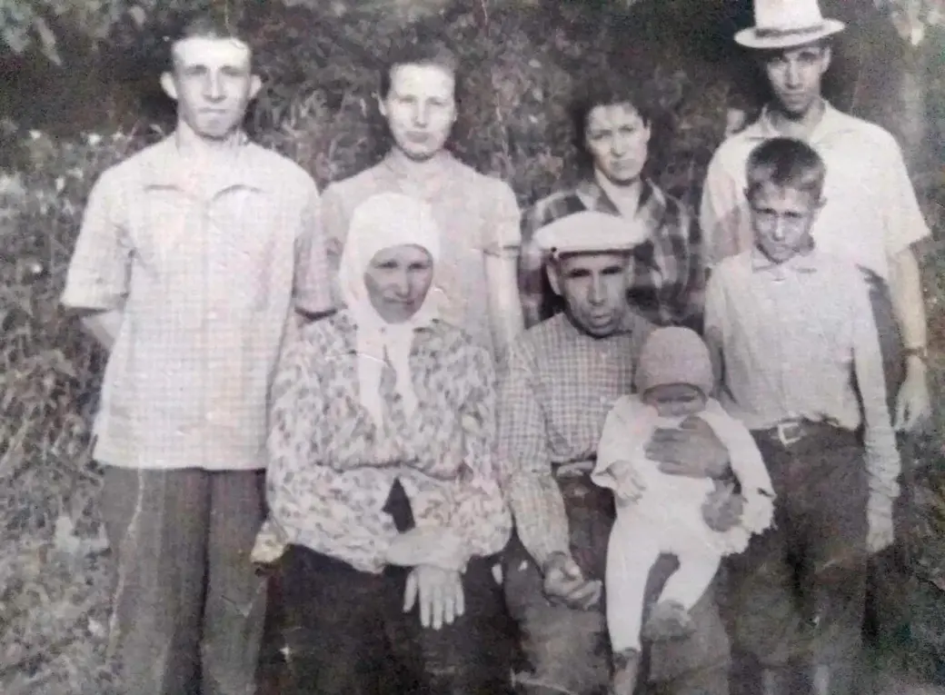 Покровский Роман Павлович с первой внучкой на руках с женой, Ганной Михайловной, сыновьями и невестками. Деревня Большая Слабодка. Фото начало 60-х прошлого века. Фото