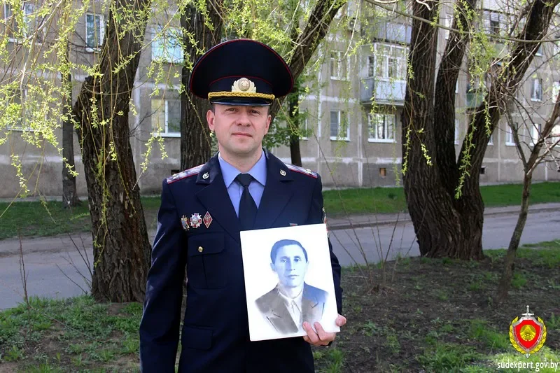Павел Осипов с фотографией прадеда.