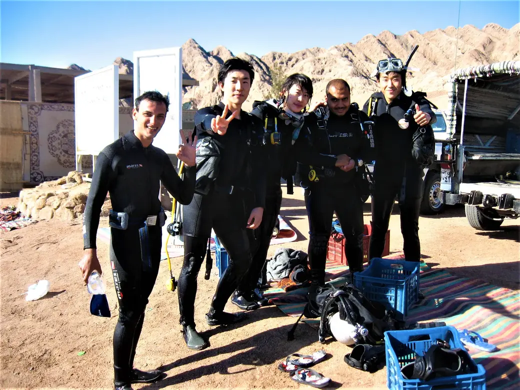 Японские дайверы ко всему готовы. Египет, Дахаб, сайт «Каньон».