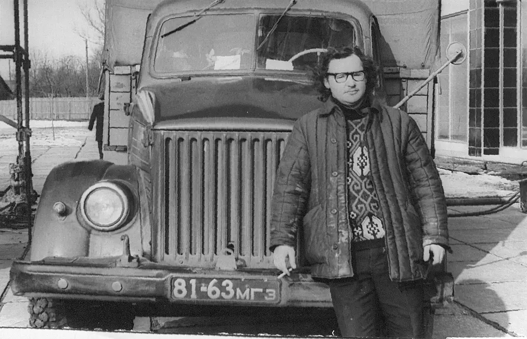 Гена Хак возле только что построенной гостиницы «Могилев», 1972 год.