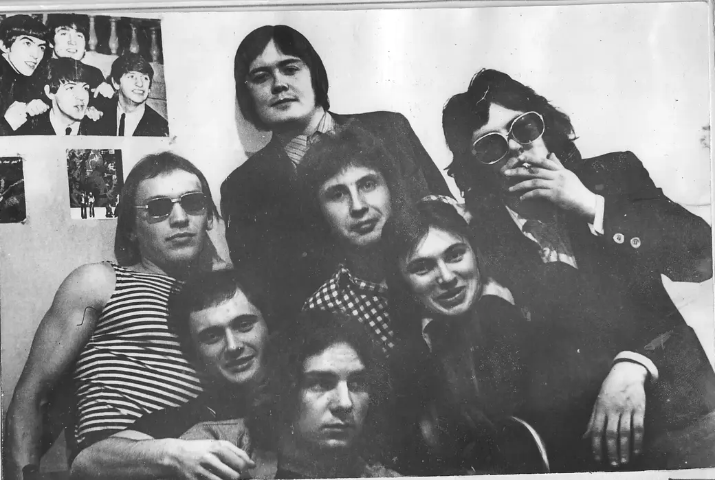 Вася Мак (в самом верху) с товарищами в комнате 536 первого общежития ММИ. Могилев, 1974 год.