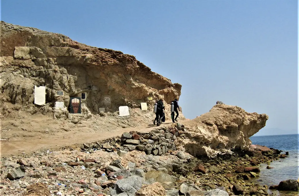 Один из путей для начала подводного прохода Арки Блю Холл лежит возле "мемориальной" стены.