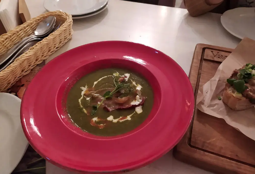 Крем-суп из щавеля и шпината от кафе-бистро "Ван Гог" для кулинарного фестиваля "Гастрофест". Могилев, май 2022 года.