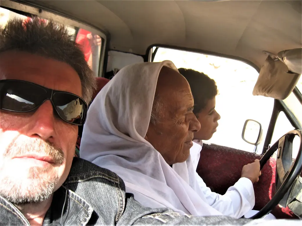 По пути к Голубой дыре. Слева от меня был бедуин и его внук за рулем. В этом месте я почувствовал, как мои волосы начали стремительно седеть. Египет, Дахаб.