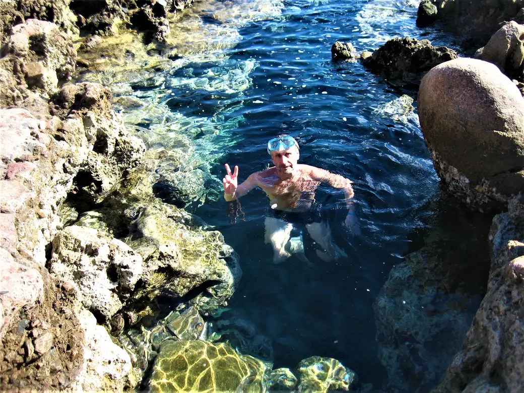 Подо мной 70-метровая (по глубине) расселина дайв-сайта "Колокольчики". Отсюда тоже можно начинать покорение Арки Блю Холл. Египет, Дахаб.