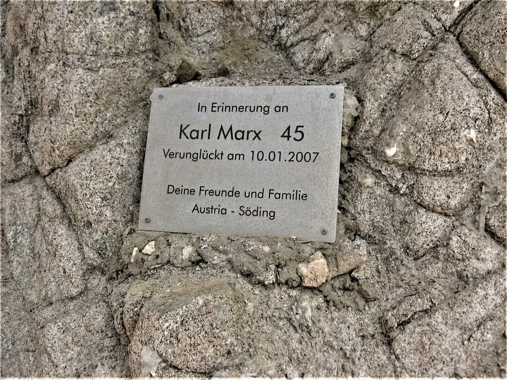 Одна из мемориальных табличек. Египет, Дахаб, Блю Холл.