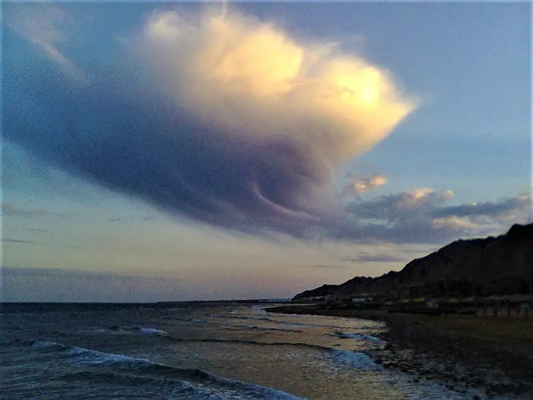 Перед отъездом из Дахаба в 2015 году я увидел перед заходом солнца это необычной формы облако. Может быть, Голубая дыра так своеобразно отреагировала на трагедию,