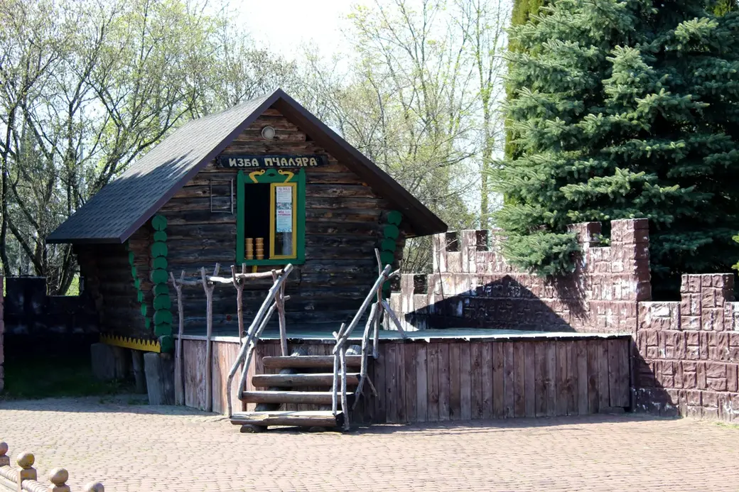 Здесь же можно купить мед и проконсультироваться по вопросам разведения пчел. Парк Города мастеров. Буйничи. Могилев. Май 2022 год.