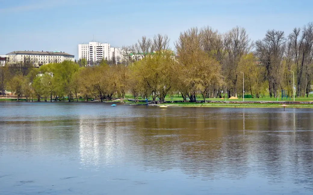 У пляжных зонтиков видны только шляпки. Могилев, 6 мая 2022 г.