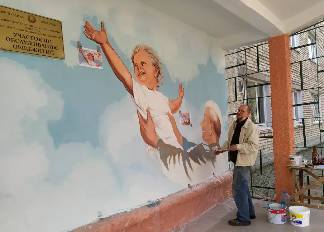 Завершается работа по созданию тематического настенного панно на доме по улице Островского. Могилев, май 2022 года.