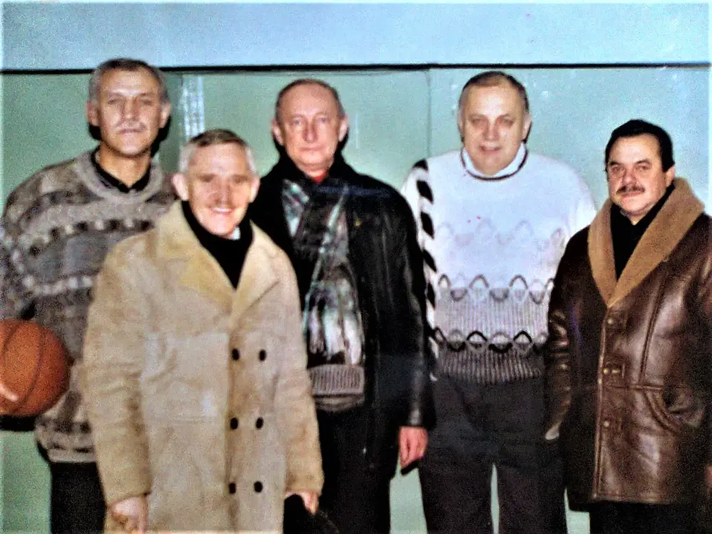 Виктор Борисов (слева) и Анатолий Комлев (второй справа) с друзьями. Могилев, конец 2000-х годов.