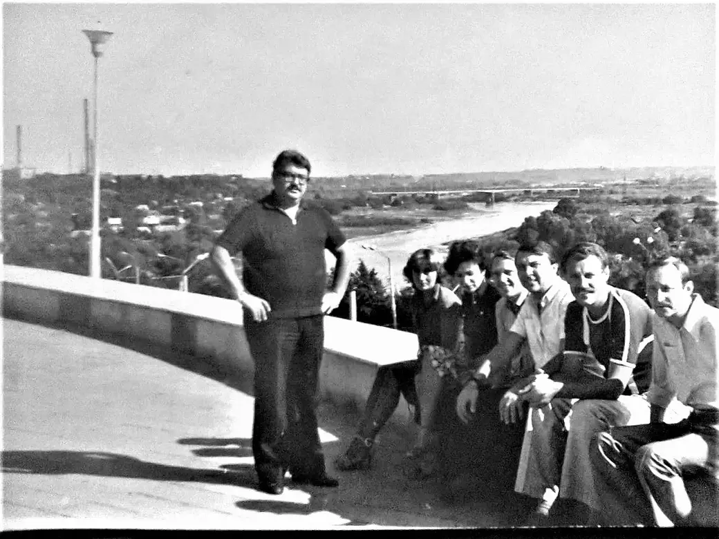 Виктор Борисов (второй справа) с друзьями на Советской площади. Могилев, 1970-е годы.