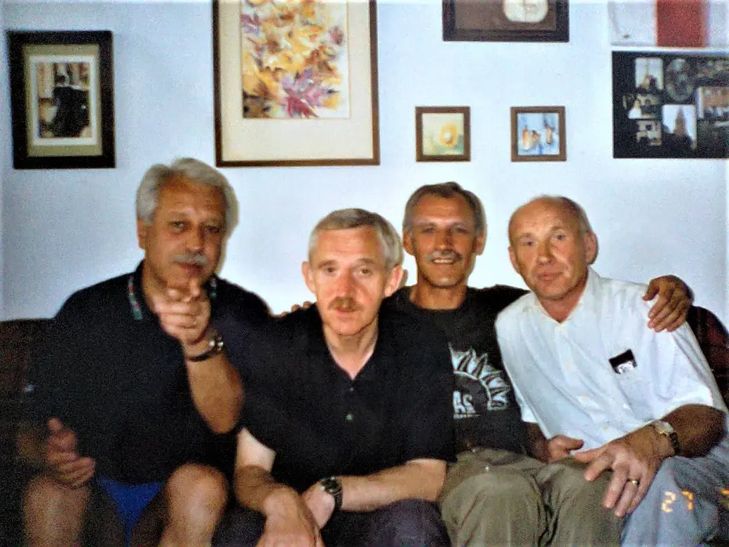 Виктор Борисов (второй справа) с друзьями. Могилев, начало 2000-х годов.