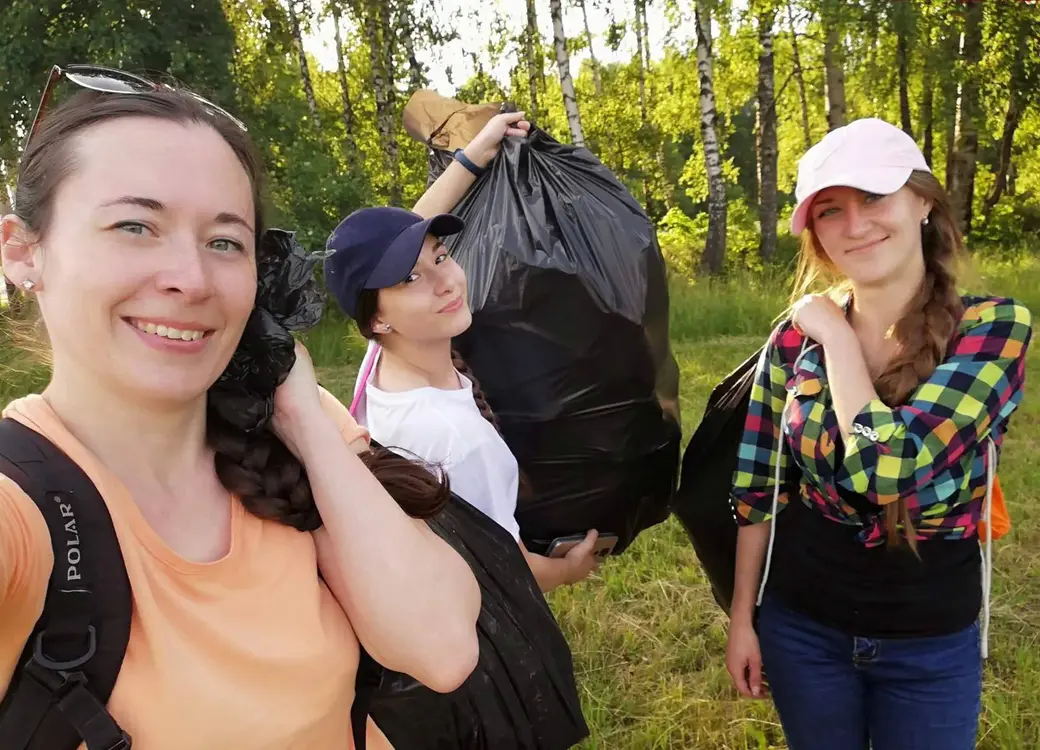 Екатерина Стамбровская (слева) и другие участницы экологических забегов в Могилеве