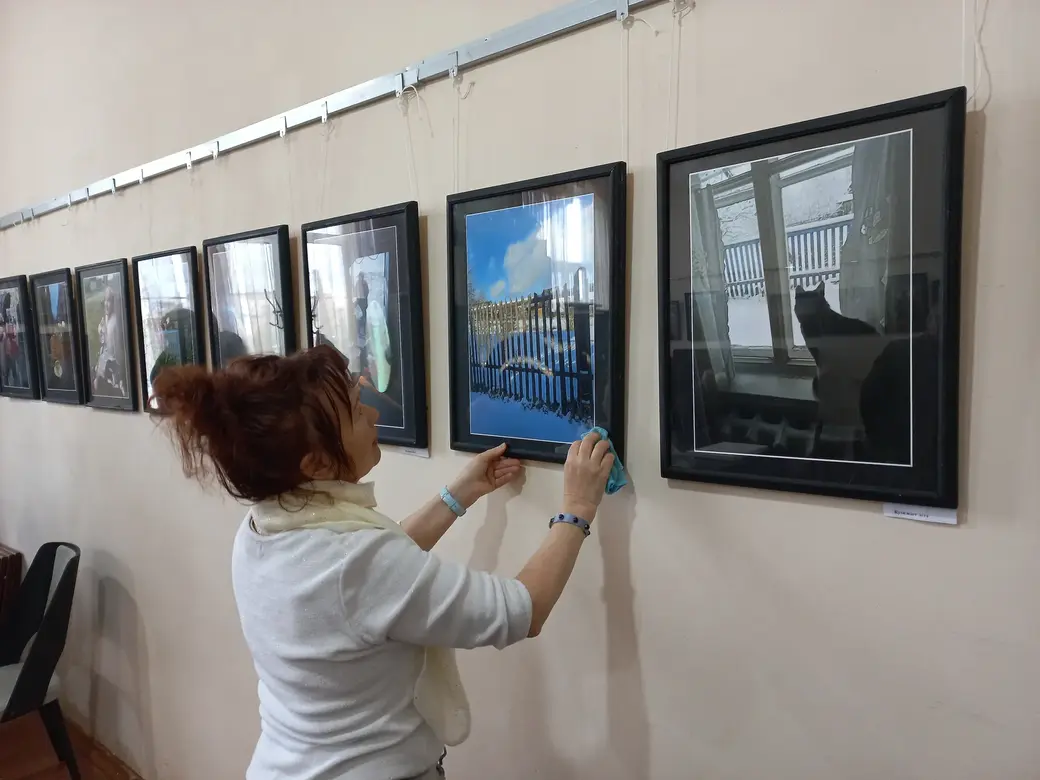 12.05.2022 г. Могилев. Ирина Савосина готовит к открытию выставку своей ученицы