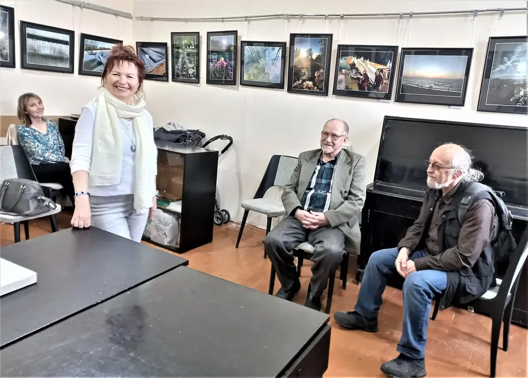 12.05.2022 г. Могилев. Нелли Зигуля с аксакалами фотографического искусства пока чувствует себя не совсем уверенно. Но это пока...