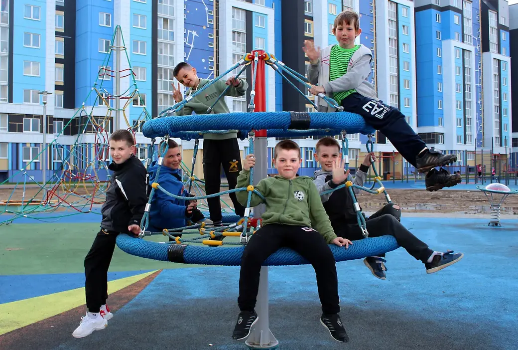 Май 2022 год. Новый микрорайон Могилева Спутник-2. Во дворе комплекса – рай для детворы