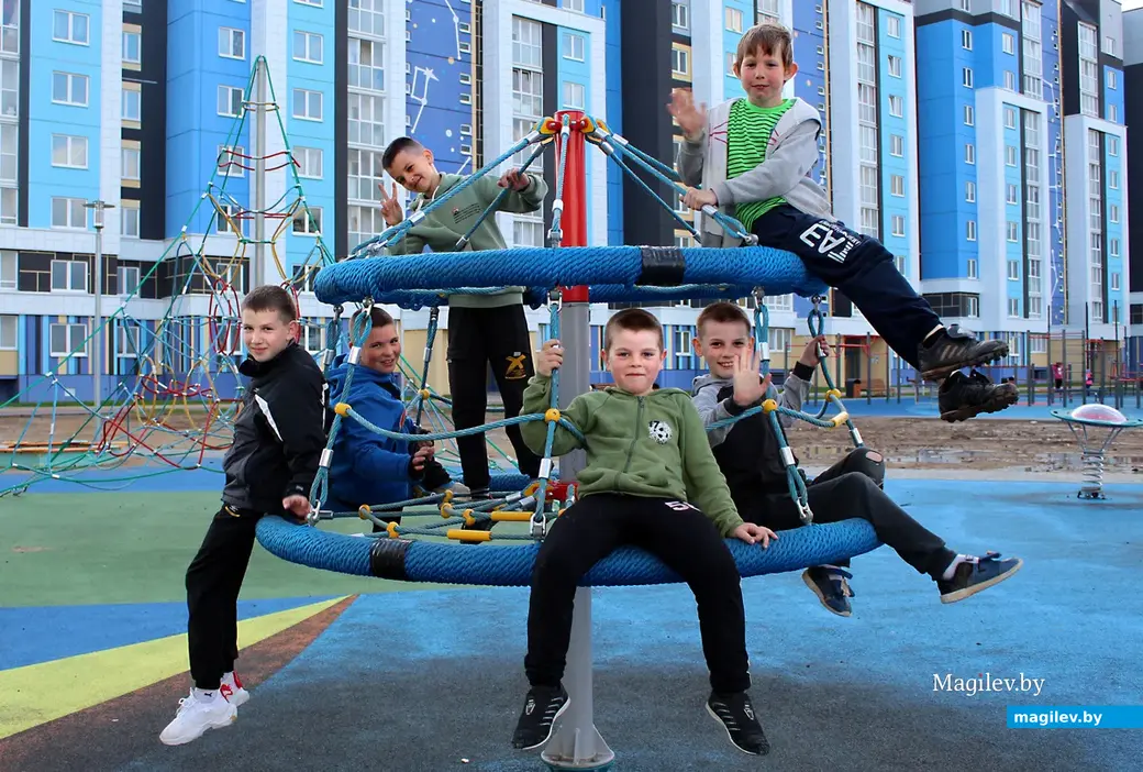 Май 2022 г. Могилев, Спутник-2. Детская площадка.