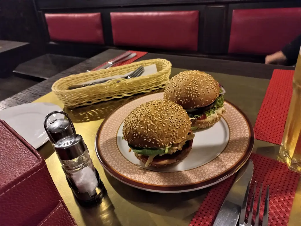 12.05.2022 г. Могилев, ресторан «101». Парочка бургеров с салатом Коул Слоу