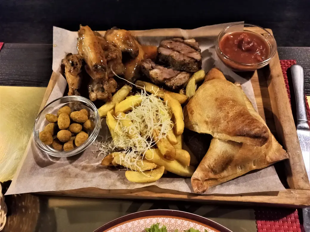 12.05.2022 г. Могилев, ресторан «101». Свинина BBQ, самосы с цыпленком Карри, мексиканские крылья Чили, картофель фри, пармезан и томленая фасоль с беконом в томатном