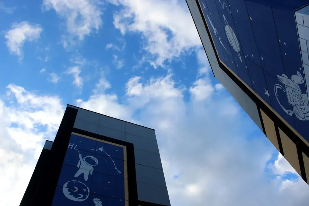 Май 2022 год. Новый микрорайон Могилева Спутник-2.Торцы зданий украшены в тему настенными панно