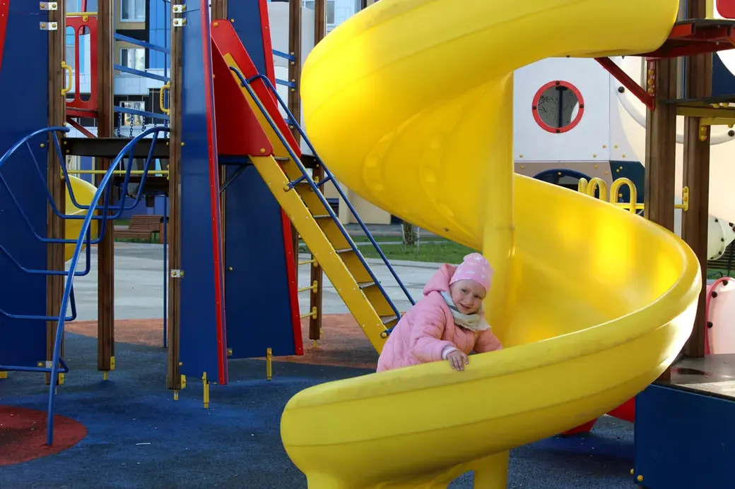 Май 2022 год. Новый микрорайон Могилева Спутник-2. Игровые комплексы рассчитаны на большое количество детей, благодаря чему те друг другу не мешают