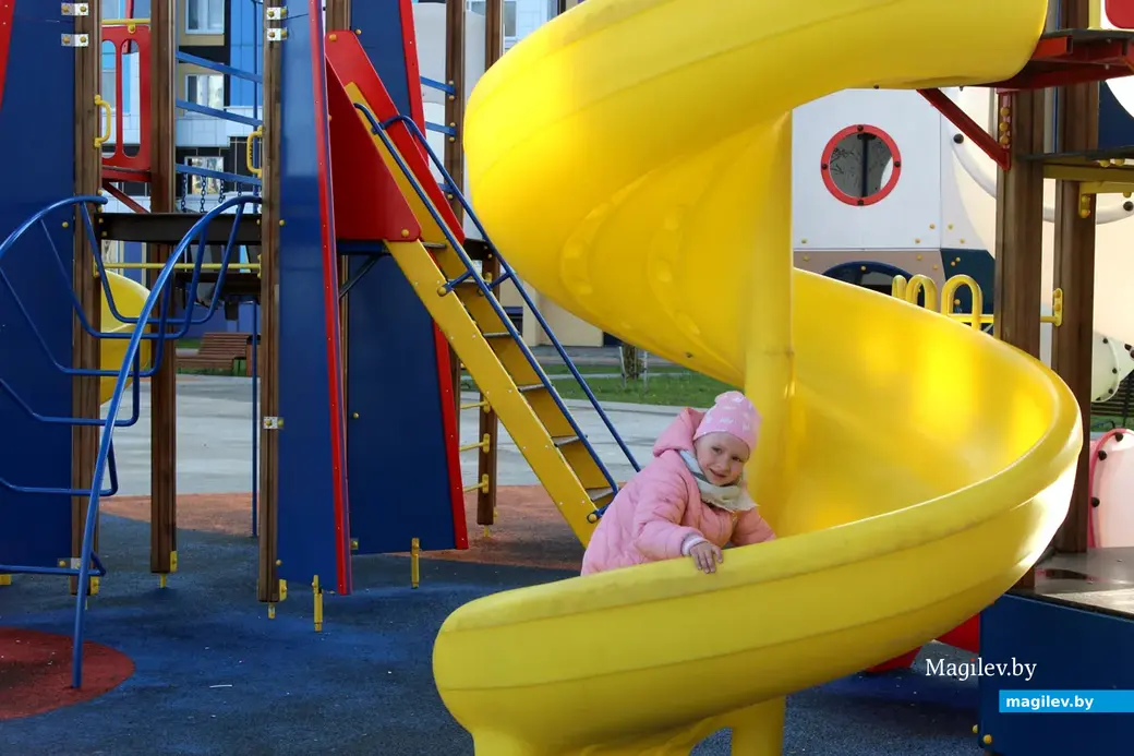 Май 2022 г. Могилев, Спутник-2. Детская площадка.