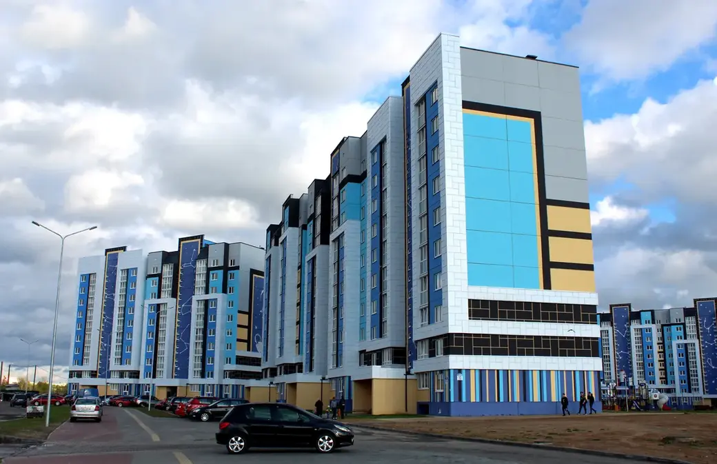 Май 2022 год. Новый микрорайон Могилева Спутник-2. Парковочные места для транспорта только с внешней стороны квартала